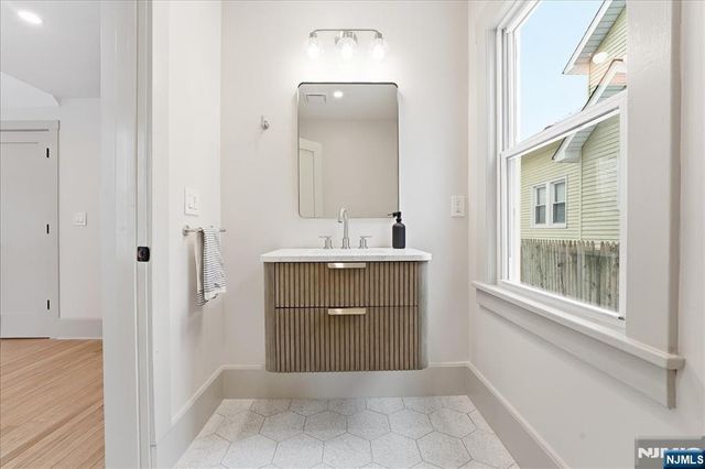 1096 Margaret Street, Teaneck, NJ 07666