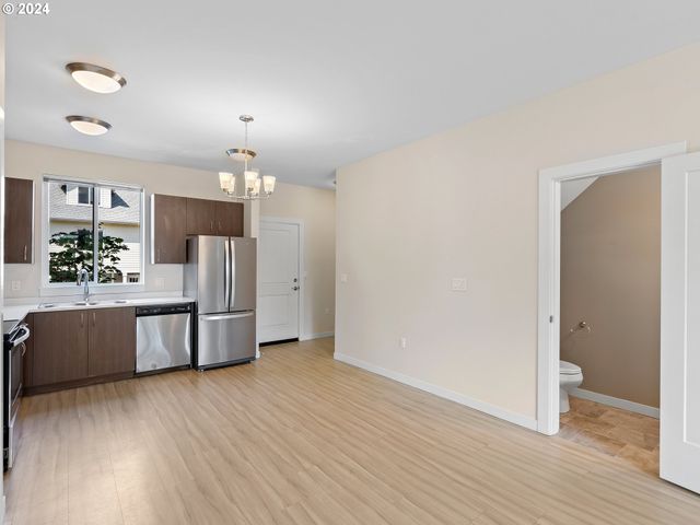 10831 E BURNSIDE St, Portland, OR 97216