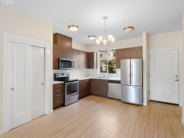 10831 E BURNSIDE St, Portland, OR 97216