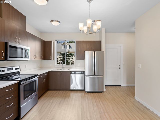 10831 E BURNSIDE St, Portland, OR 97216
