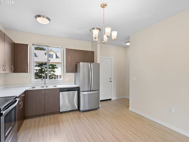 10831 E BURNSIDE St, Portland, OR 97216