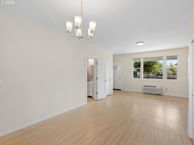 10831 E BURNSIDE St, Portland, OR 97216