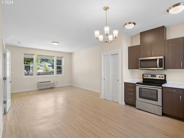 10831 E BURNSIDE St, Portland, OR 97216