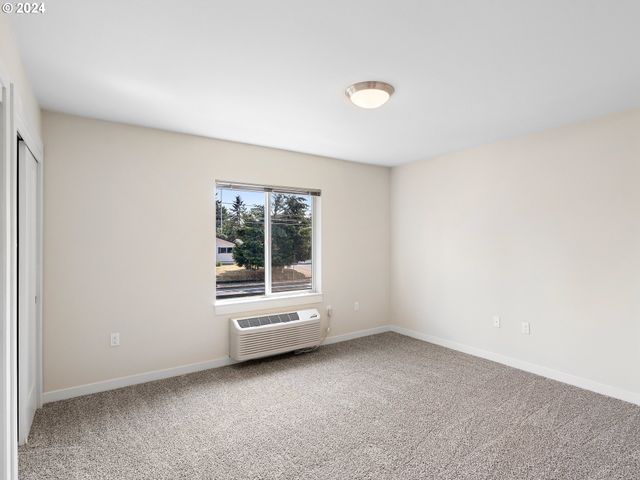 10831 E BURNSIDE St, Portland, OR 97216