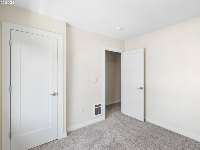 10831 E BURNSIDE St, Portland, OR 97216