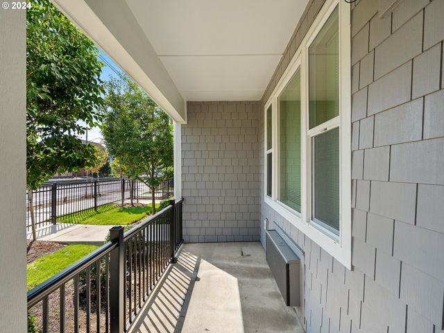 10831 E BURNSIDE St, Portland, OR 97216