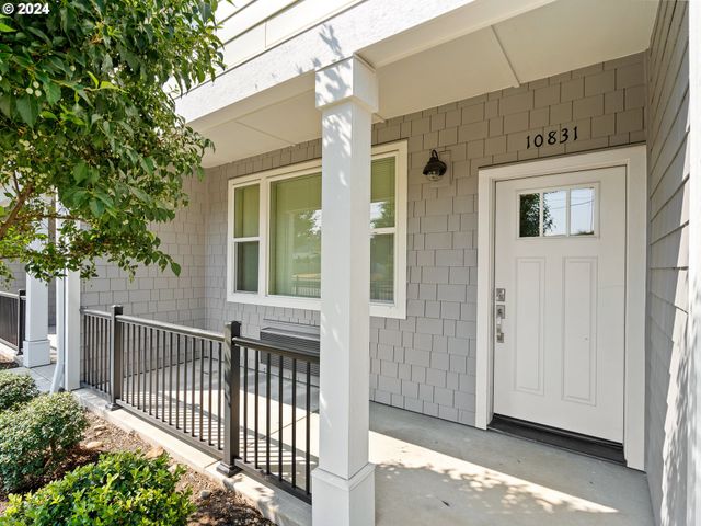 10831 E BURNSIDE St, Portland, OR 97216