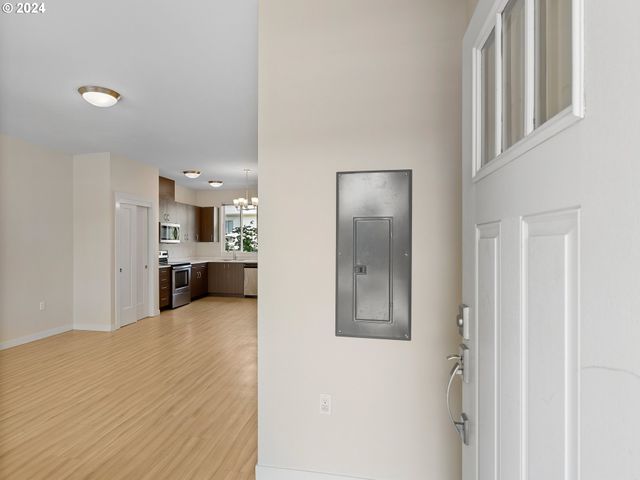 10831 E BURNSIDE St, Portland, OR 97216