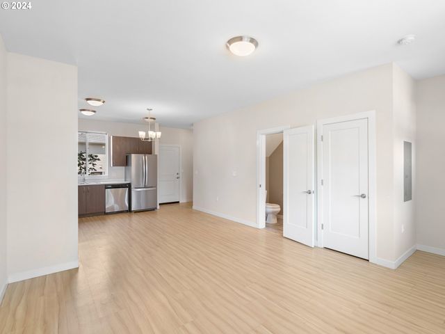 10831 E BURNSIDE St, Portland, OR 97216
