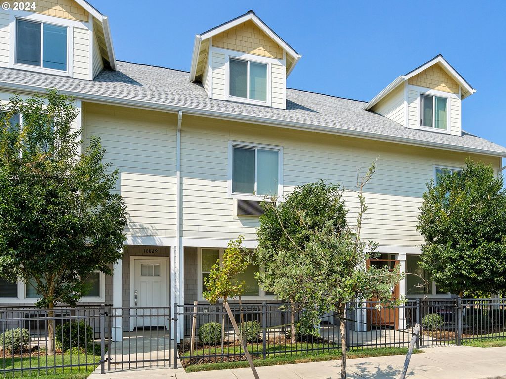 10831 E BURNSIDE St, Portland, OR 97216