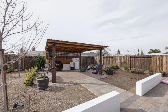 865 Locust Avenue, Manteca, CA 95337