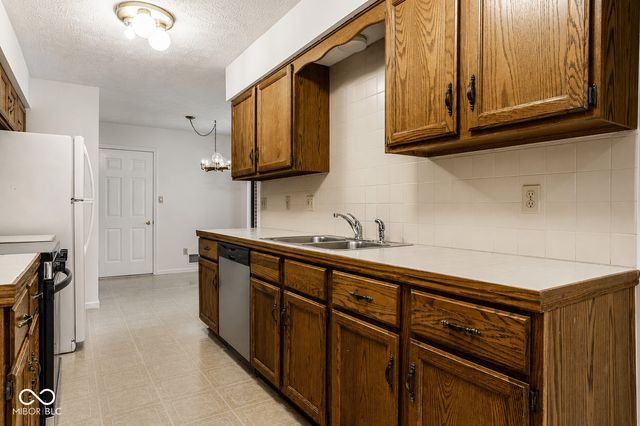9223 Golden Oaks E, Indianapolis, IN 46260