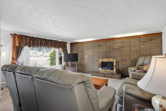 95 Grove St, Shrewsbury, MA 01545