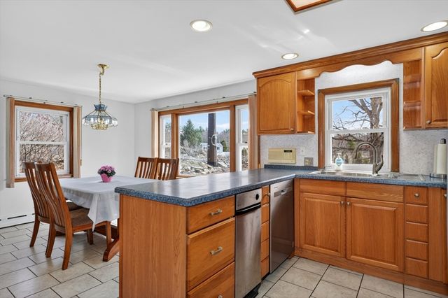 95 Grove St, Shrewsbury, MA 01545