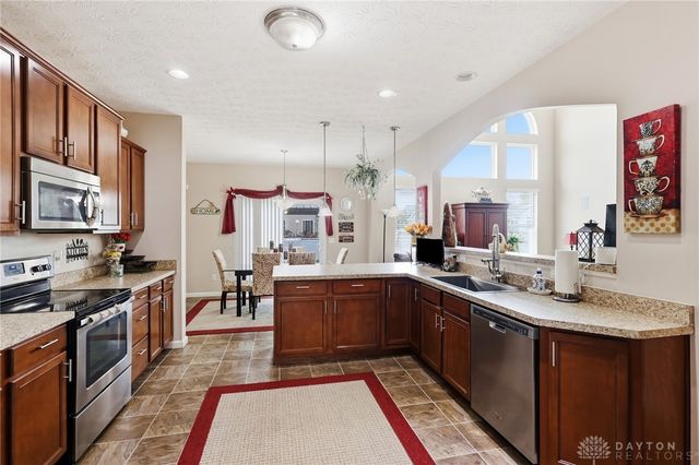4236 Silver Oak Way, Huber Heights, OH 45424