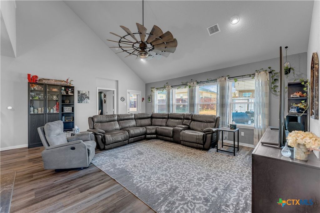 Image 10 of property listing at 637 Donegal Lane, Georgetown, TX 78626