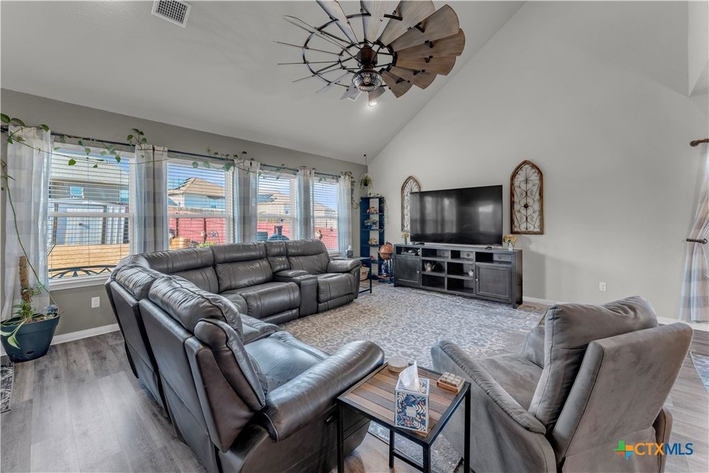 Image 11 of property listing at 637 Donegal Lane, Georgetown, TX 78626