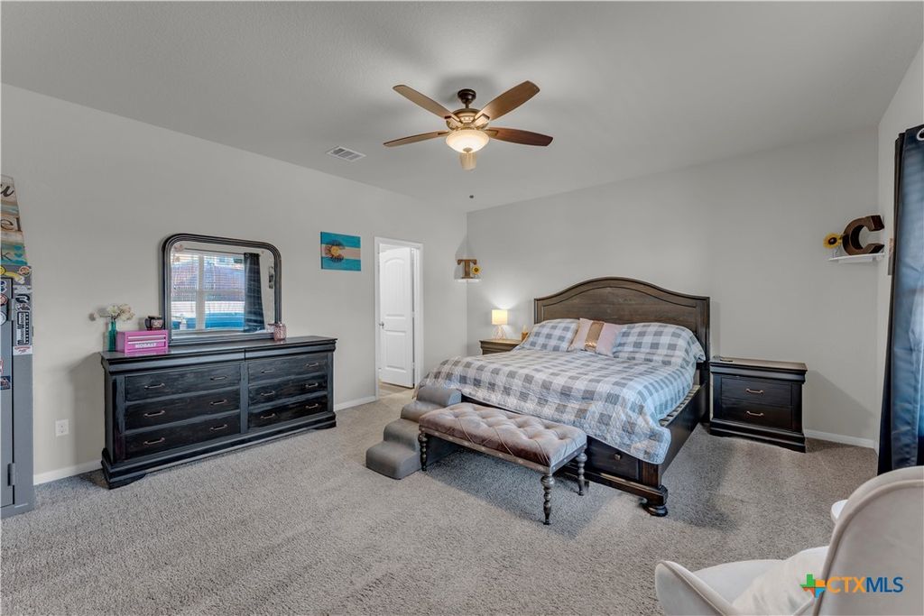 Image 12 of property listing at 637 Donegal Lane, Georgetown, TX 78626