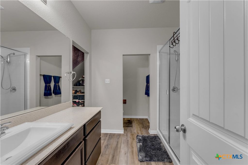 Image 14 of property listing at 637 Donegal Lane, Georgetown, TX 78626