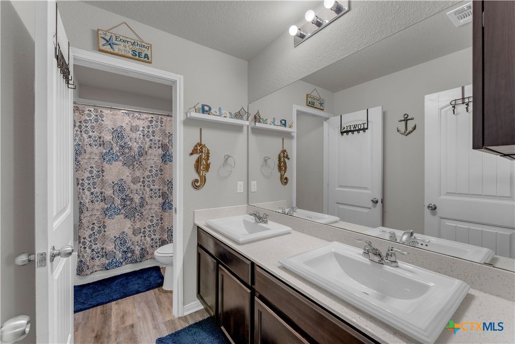 Image 22 of property listing at 637 Donegal Lane, Georgetown, TX 78626