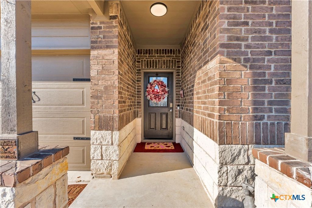 Image 3 of property listing at 637 Donegal Lane, Georgetown, TX 78626