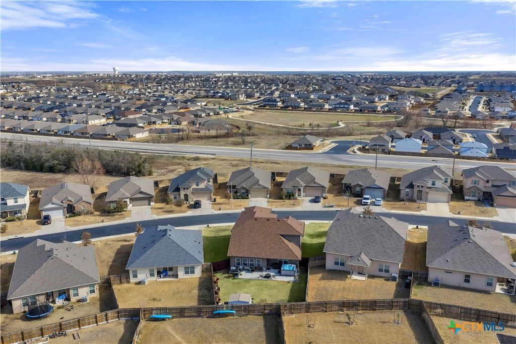 Image 32 of property listing at 637 Donegal Lane, Georgetown, TX 78626