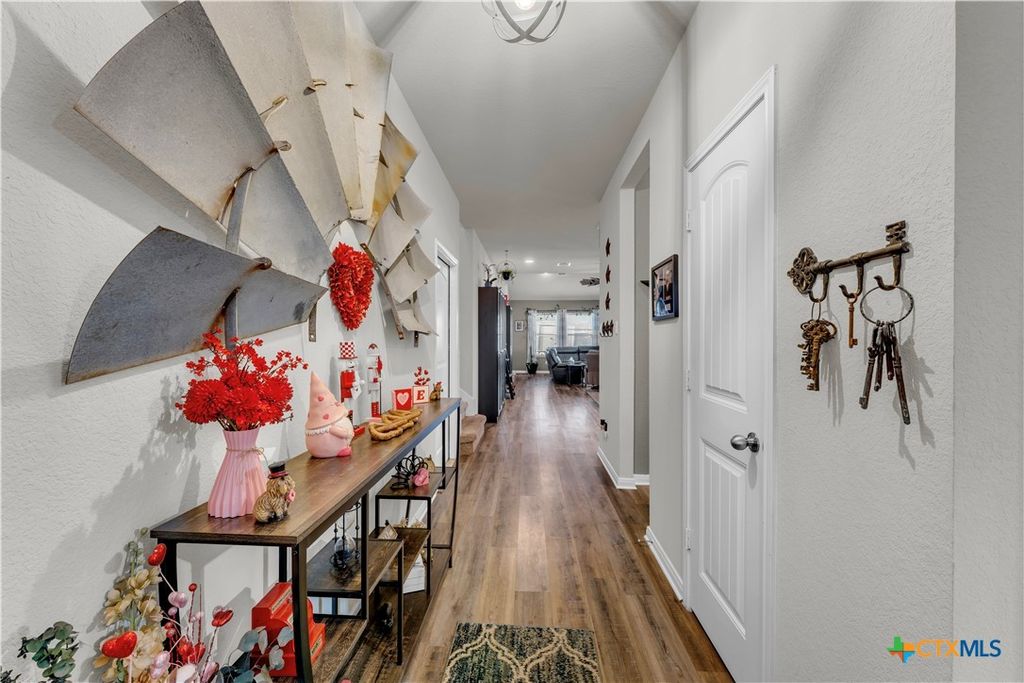 Image 4 of property listing at 637 Donegal Lane, Georgetown, TX 78626