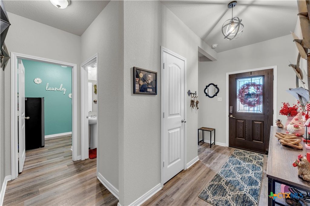 Image 5 of property listing at 637 Donegal Lane, Georgetown, TX 78626