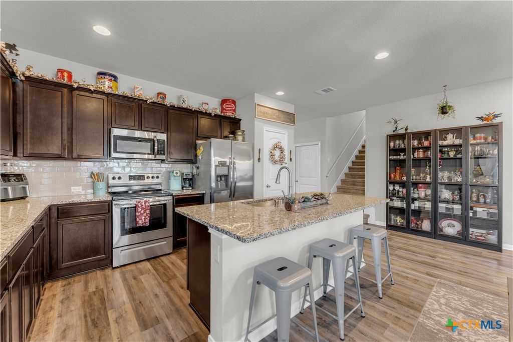 Image 7 of property listing at 637 Donegal Lane, Georgetown, TX 78626