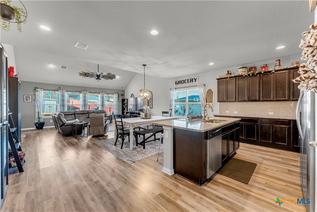 Image 9 of property listing at 637 Donegal Lane, Georgetown, TX 78626