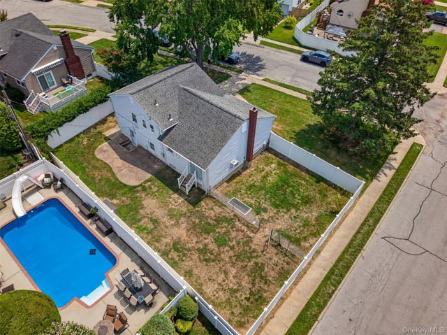 201 Willis Court, Wantagh, NY 11793