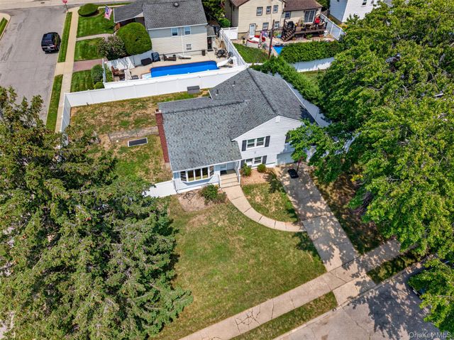 201 Willis Court, Wantagh, NY 11793