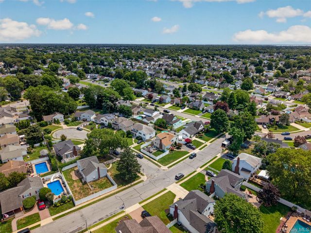 201 Willis Court, Wantagh, NY 11793