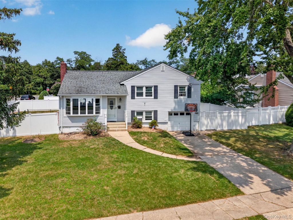201 Willis Court, Wantagh, NY 11793