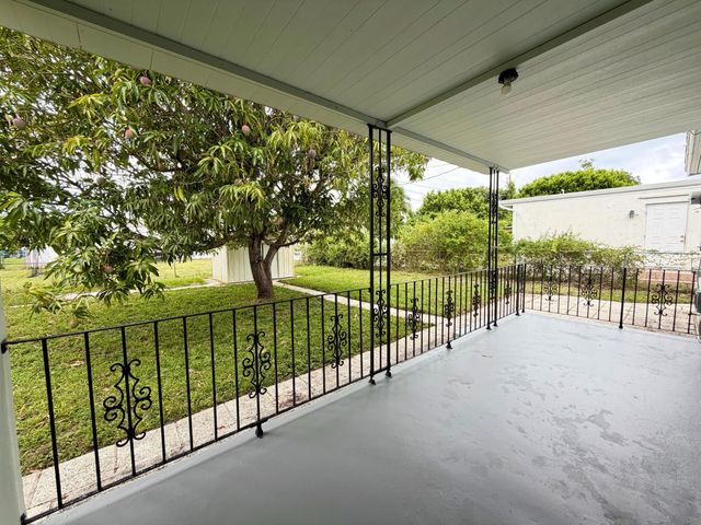 831 El Prado, West Palm Beach, FL 33405