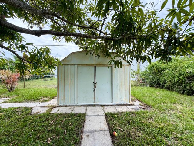 831 El Prado, West Palm Beach, FL 33405