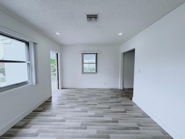 831 El Prado, West Palm Beach, FL 33405