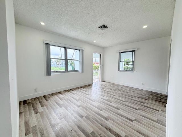 831 El Prado, West Palm Beach, FL 33405