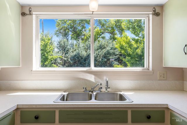 708 S Phillippi St, Boise, ID 83705