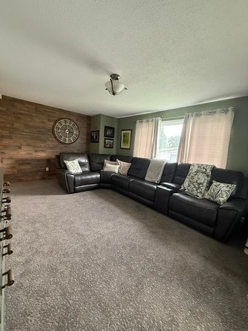 910 G Avenue, Vinton, IA 52349