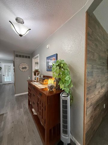 910 G Avenue, Vinton, IA 52349