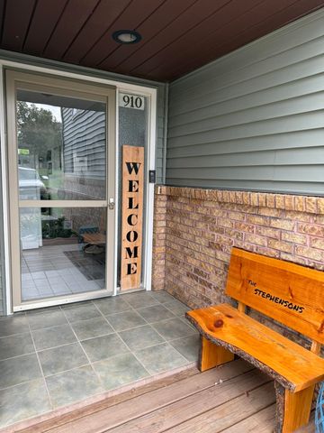 910 G Avenue, Vinton, IA 52349