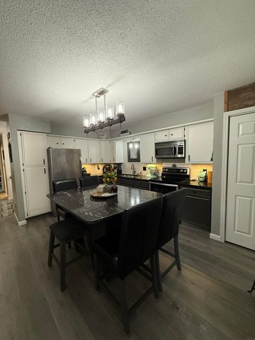 910 G Avenue, Vinton, IA 52349