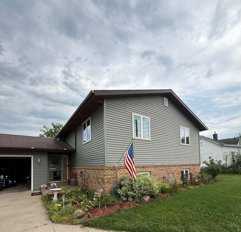 910 G Avenue, Vinton, IA 52349