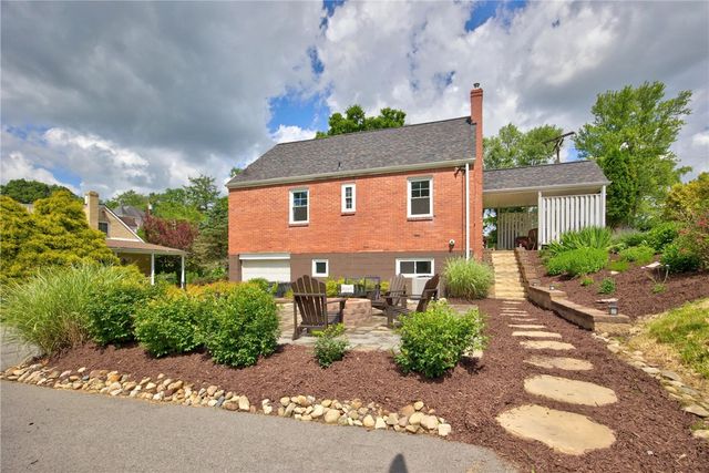 205 Coral Dr, Upper St Clair, PA 15241