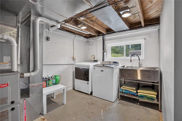 205 Coral Dr, Upper St Clair, PA 15241