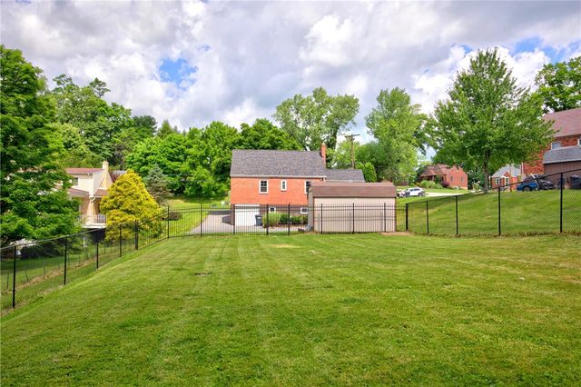 205 Coral Dr, Upper St Clair, PA 15241