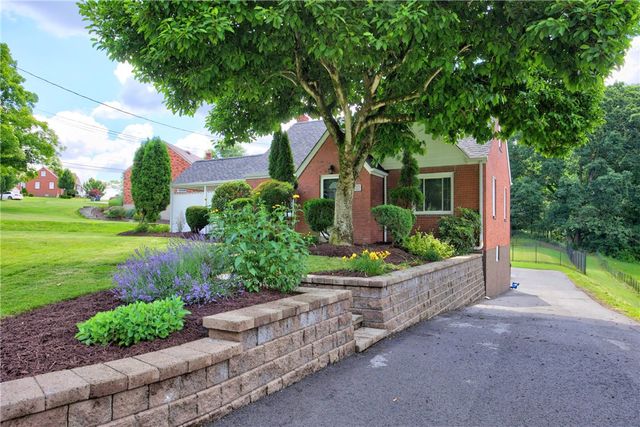 205 Coral Dr, Upper St Clair, PA 15241