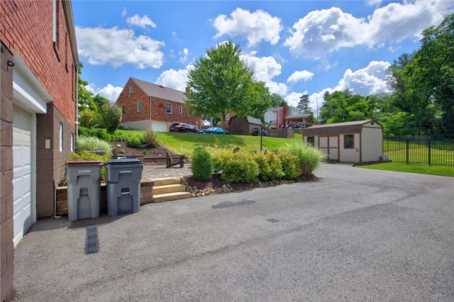 205 Coral Dr, Upper St Clair, PA 15241