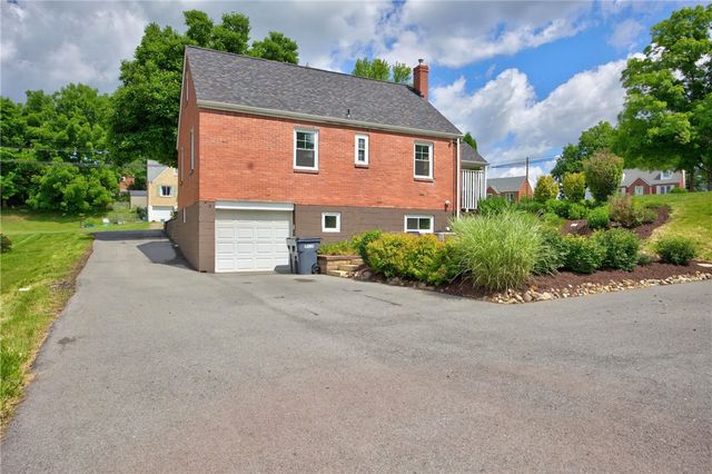 205 Coral Dr, Upper St Clair, PA 15241